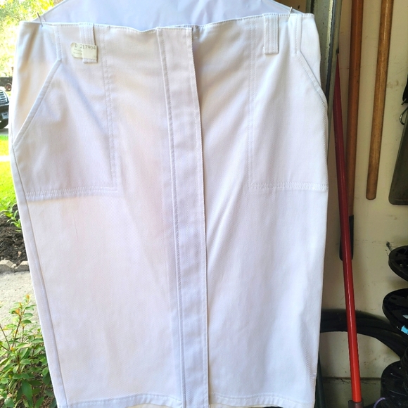 New York &Co, white skirt with gold zipper detail. Size 10 - Picture 2 of 2